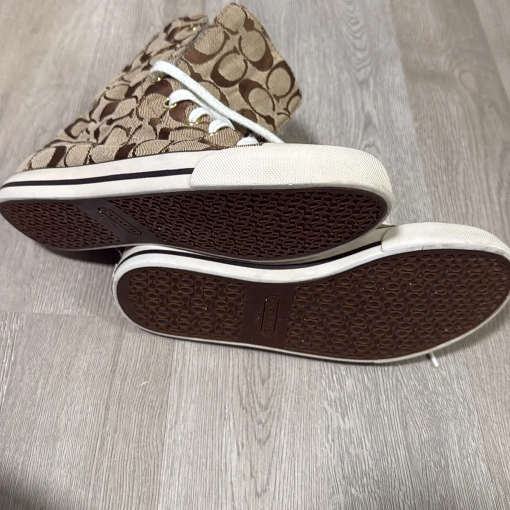 Coach - Picture 7 of 7